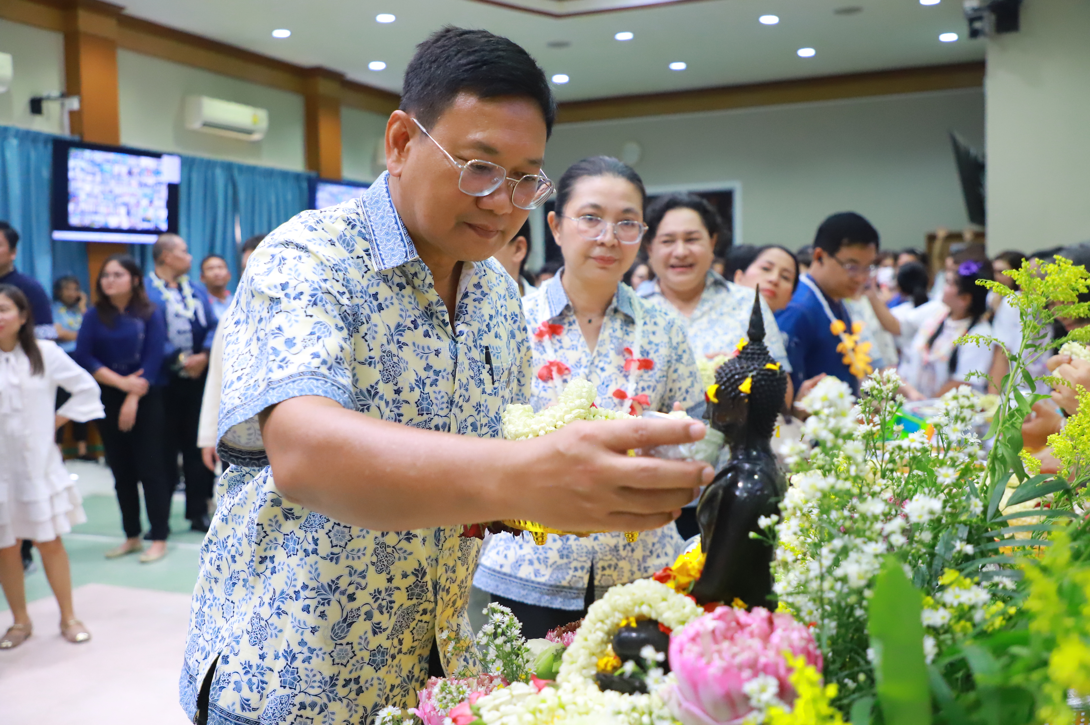 title - ชุ่มฉ่ำ! ชาว ส.ป.ก. ร่วมสรงน้ำพระพุทธรูป และรดน้ำขอพรผู้บริหาร เนื่องในประเพณีวันสงกรานต์ ประจำปี 2569 บรรยากาศเต็มไปด้วยความชื่นมื่นชุ่มฉ่ำ